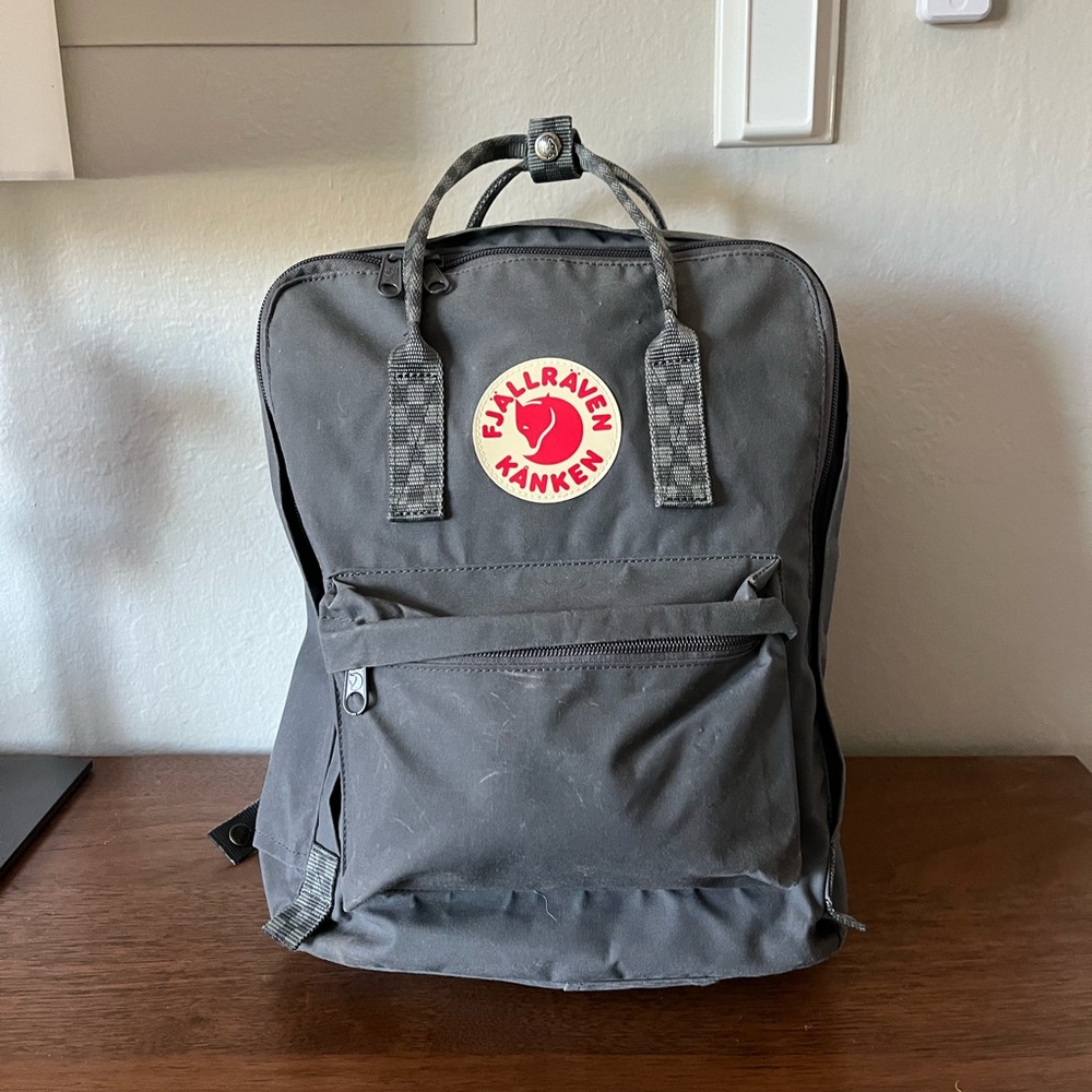 Fjällräven Kånken Gray Checker — organizer + strap pads included!